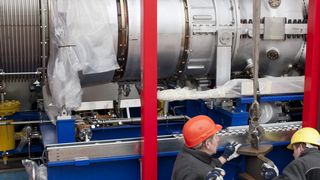 Mit der Anlieferung einer rund 60 Tonnen schweren Gasturbine erreichte das Herzstück der neuen Kraft-Wärme-Kopplungsanlage den BASF-Standort Lampertheim. (Bild: BASF)