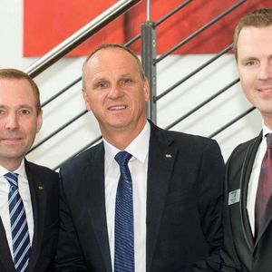 V. li.: Philip Pfohe, Geschäftsführer Hugo Pfohe, Andreas Schmitz, Geschäftsführer Hugo Pfohe, und Danny Wegsel, Niederlassungsleiter des Jaguar-Land-Rover-Autohauses, wollen ihren Kunden einen Service auf Hotelniveau bieten.