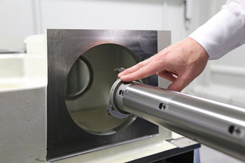 Blick auf das Ausdrehwerkzeug, das vor dem Reibprozess die Bohrung zirka 0,3 mm unter Mass sehr präzis vorbohrt. (Bild: Matthias Böhm)