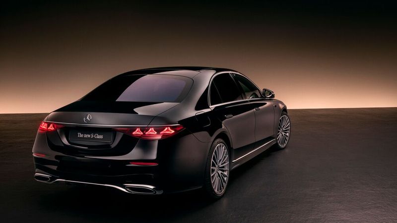 Am Heck setzen neue Rückleuchten mit drei sternförmigen, verchromten Leuchtelementen die optische Linie fort. (Bild: Mercedes-Benz)