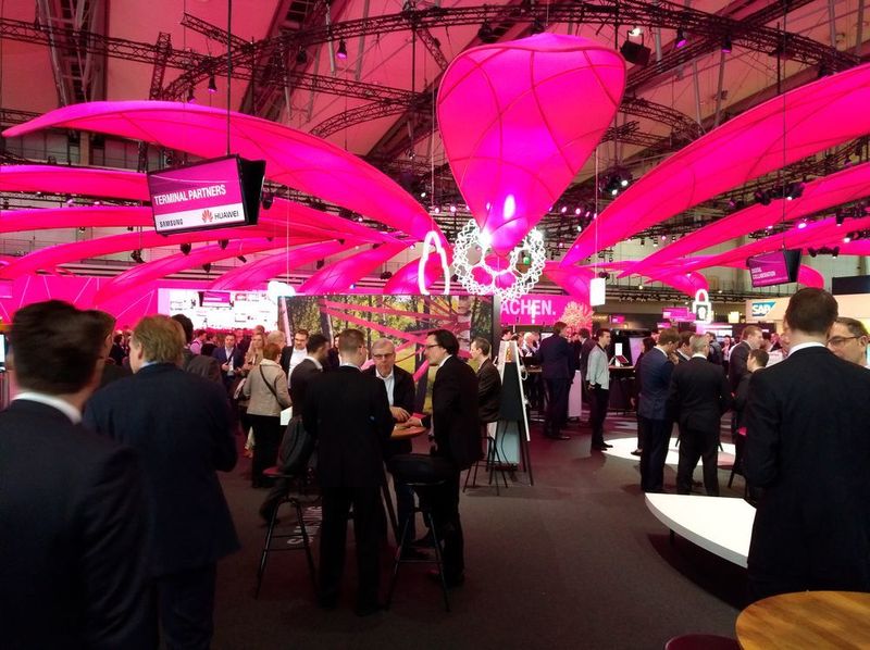 Der Telekom-Stand erstrahlt in zartem Magenta. (Robert Horn)