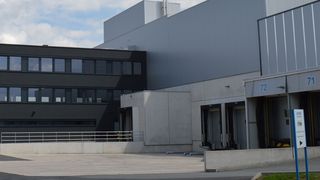 Rund 6900 m² zusätzliche Logistikfläche für Arzneimittel und Medizintechnik bietet die neue Logistikhalle von Arvato in Harsewinkel. (Bild: Arvato)