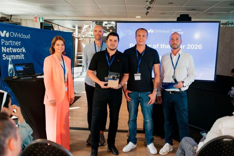 Die Auctores GmbH ist „Partner of the Year 2026“. Gründer und Geschäftsführer Karl Weigl (2. von links) hält den Preis in der Hand. (Bild: Patrick Hess)