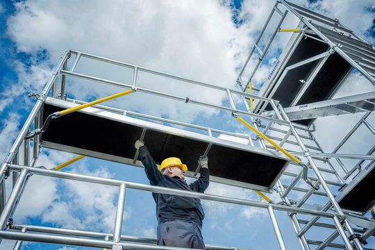 Munk Günzburger Steigtechnik präsentiert auf der Arbeitsschutz Aktuell in Stuttgart unter anderem die sichere und leichtgewichtige Ergo-Plattform, die die Gesundheit der Mitarbeiter schont. Lesen Sie hier, warum das so ist. Außerdem wird noch mehr gezeigt ...(Bild:  Munk Günzburger Steigtechnik)