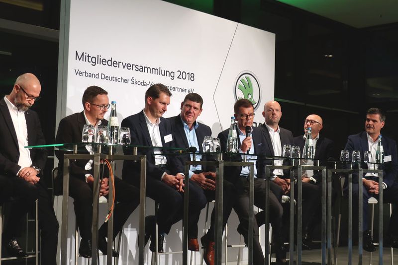 In der abschließenden Podiumsdiskussion äußerten zahlreiche der rund 300 Teilnehmer Kritik an manchen Entwicklungen im Skoda-Netz. (Bild: Grimm / »kfz-betrieb«)