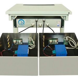 QPER ist ein System aus Dämpfungsgliedern zur Beeinflussung der Signalstärken bei der Funkübertragung. Die mittels Koaxialkabel angeschlossenen Funkmodule werden einzeln in Schirmdosen platziert, um einen unerwünschten direkten Nachrichtenaustausch zwischen den Geräten zu verhindern.