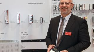 Dipl.-Ing. Frank Saueressig, Beckhoff-Niederlassungsleiter in Balingen präsentiert den Ultra-Kompakt-Industrie-PC C6032. (Reinhold Schäfer)
