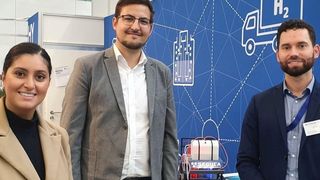 Deutsch-kanadische Forschungskooperation: Mariam Awara von Pulsenics, Matthias Welzl vom Zentrum für Energietechnik der Universität Bayreuth und Dr.-Ing. Stephan Wagner von Segula Technologies (v.l.n.r.) bei der f-cell 2022 in Stuttgart. (Bild: Segula Technologies)
