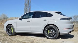Mächtige Erscheinung: Der Porsche Cayenne E-Hybrid Coupé ist nicht das ideale Fahrzeug für den Stadtverkehr. (Achter/»kfz-betrieb«)