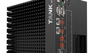 Der neue AIoT-Computer TANK-XM811AI-RPL verfügt über Schnittstellen, für die Anbindung verschiedener Komponenten und über schnell Netzwerkanbindung. (Bild: Compmall)