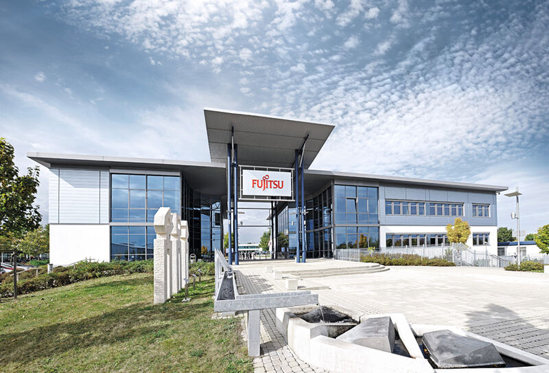 Besuchereingang des Fujitsu-Werks im bayerischen Augsburg (Bild: Fujitsu)