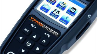 Der Sensor AID 4.0 verbindet sich kabellos per „BT OBD II“-Bluetoothadapter mit der OBD-Schnittstelle des Fahrzeugs. (RTS)