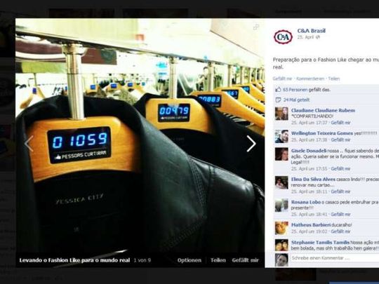 Display im Kleiderbügel: Wie gut kommt die Ware bei den Kunden an? Facebook-Funktion im Kaufhaus.(Foto:  C&A)