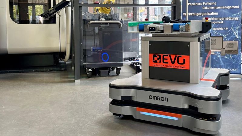 Mobilroboter übernehmen unter anderem die Versorgung automatisierter Werkzeugmaschinen mit Material und transportieren Bauteile zum nächsten Bearbeitungsschritt.(Bild:  EVO Informationssysteme GmbH)