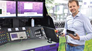 Niek Bragt vom Elektronikinstandsetzer Actronics vor einem der zahlreichen Prüfstände, die das Unternehmen selbst gefertigt hat. Nur mit einem stetig wachsenden Einsatz von Prüfmitteln und -programmen kann es auch moderne Fahrzeugkomponenten heute und künftig zuverlässig überholen. (Bild: Dominsky/»kfz-betrieb«)