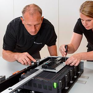 Der Einsatz von bereits genutzten Batteriezellen aus ehemaligen Traktionsspeichern in 2nd-Life Anwendungen ist ein komplexer Transformationsprozess. (Bild:  Fraunhofer LBF)