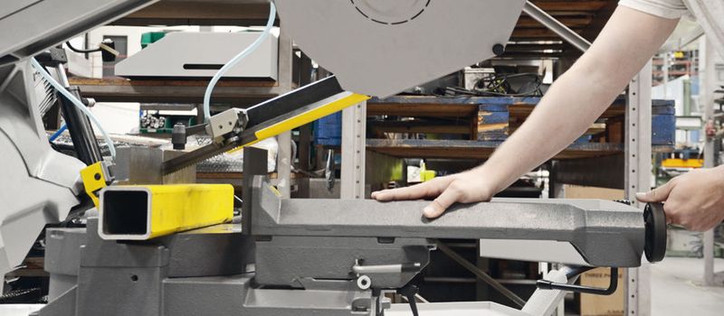 Die Schnellverstellung der Easycut 275.230 DG ermöglicht das Feststellen des  Spannstockes innerhalb von Sekunden für den gesamten Spannbereich. (Bild: Bomar)