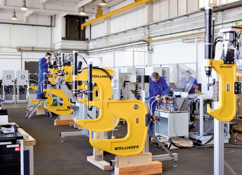 Montagesaal der Böllhoff-Gruppe für Rivset-Stanznietanlagen. (Bild: Böllhoff)