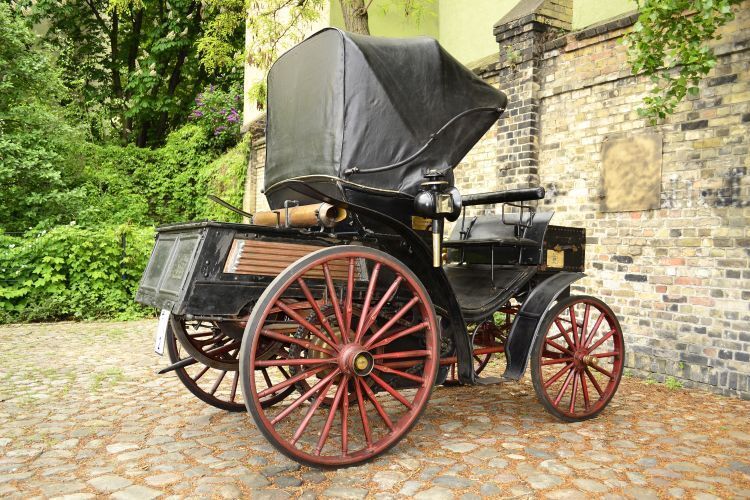 Die Pariser Weltausstellung von 1889 und der Erfolg des konkurrierenden Daimler-Stahlradwagens mit vier und nicht nur drei Rädern wie bei Benz zeigte, dass Importeure und Kunden vier Räder erwarten. Deshalb brachte Carl Benz 1893 die vierrädrige, vom Kutschentyp gleichen Namens abgeleitete „Victoria“ auf den Markt. (PS Speicher)