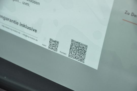 Diese sind auch in allen Gebrauchtwagen auf dem Außengelände hinterlegt. (Richter)