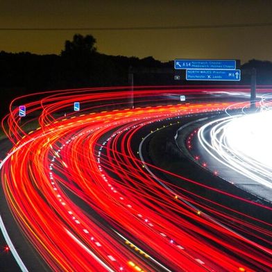 Abgasnorm Euro 7: erste europäische Emissionsnorm, die neben klassischen Abgasemissionen auch Emissionen aus Nicht-Abgasquellen wie Bremsen- und Reifenabrieb berücksichtigt. (Bild: Jonbonsilver)