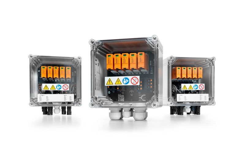 Als Verbindung zwischen Wechselrichter und PV-Modul in Photovoltaik-Aufdachanlagen sichert die PV-Next-Produktfamilie von Weidmüller die Anlage gegen Überspannung und spart bis zu 50 Prozent der Verkabelung ein. Das modulare Design ermöglicht lebenslange thermische und mechanische Funktionalität aller integrierter Komponenten und deckt alle gängigen europäischen Wechselrichter ab. Flexible Anschlussarten und ein kompaktes Design ermöglichen eine zuverlässige Installation, Wartung und Überwachung.    (Bild: German Design Award/Weidmüller)