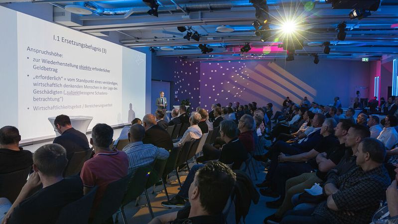 Werkstattrisiko und subjektbezogene Schadensbetrachtung schützen den Geschädigten – aber auch die Werkstatt? BGH-Richter Dr. Oliver Klein referiert hierzu in Würzburg. (Bild:  Stefan Bausewein)