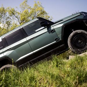 Der Elektro-Koloss wühlt sich souverän durch schwieriges Gelände.(Bild:  Dongfeng)