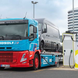 Bei Mosolf in Düsseldorf wurden aber nicht nur die drei E-Autotransporter begrüßt, sondern auch gleich die passende Ladeinfrastruktur von Smatrics, die die nachhaltigen Brummis nur mit grünem Strom versorgt. Bis zu 280 Kilometer kommen sie dann mit einer Batterieladung.(Bild:  Mosolf)