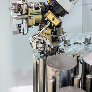 Die Hyperturn 45 G3 und andere Emco-Dreh-Fräs-Maschinen können besonders zeitsparend mit dem Turn/Mill-Assist bestückt und entladen werden.