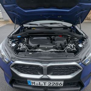 3. Der Antrieb und das Fahrgefühl: Der 120 kW/163 PS starke Dieselantrieb im Testwagen  passt gut zum Fahrzeug. Die angegebene Beschleunigung von 8,5 Sekunden von 0 auf 100 km/h ist zwar für ein auf Sportlichkeit getrimmtes Modell nicht herausragend, aber beim Beschleunigen und bei Überholmanövern zeigte sich der Motor durchaus kraftvoll und zudem sehr laufruhig. Besonders das äußerst reaktionsschnelle Doppelkupplungsgetriebe konnte gefallen. Alle Testfahrerinnen und -fahrer lobten das sichere Fahrgefühl und die angenehme Lenkung. Vor allem bei eingeschaltetem Pilot-Assist gestalten sich Langstrecken sehr entspannt. (Bild:  Mauritz – VCG)