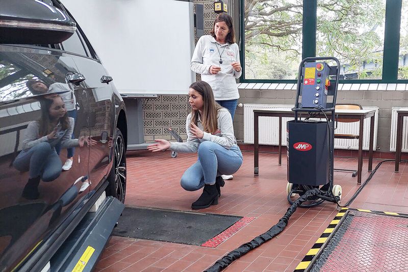 Juliane Dixey aus Schleswig-Holstein weiß ebenfalls, dass sie bei einer Fahrzeugbewertung den Zustand der Räder beurteilen muss.  (Bild: Weinschenk – VCG)