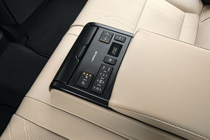 In der höchsten Austattung können die Fondpassagiere sogar den Sitzwinkel ändern.  (Lexus)