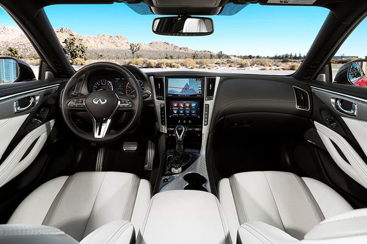 Den Innenraum des Coupés dominiert eine vertikale Mittelkonsole. (Infiniti)