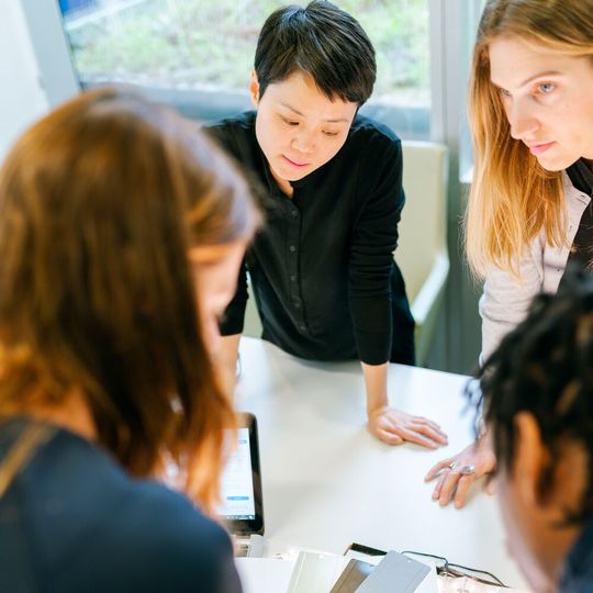In der Chemie- und Pharmabranche kamen laut IG BCE Ende 2022 auf gut 580.000 Beschäftigte rund 25.000 Auszubildende aller Jahrgänge.(Bild:  frei lizenziert / Pexels)