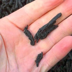 Das getrocknete Klärschlamm-Granulat in Soltau hat die ideale Schüttgut-Konsistenz für die Seilförderanlage.(Bild:  Wessjohann)