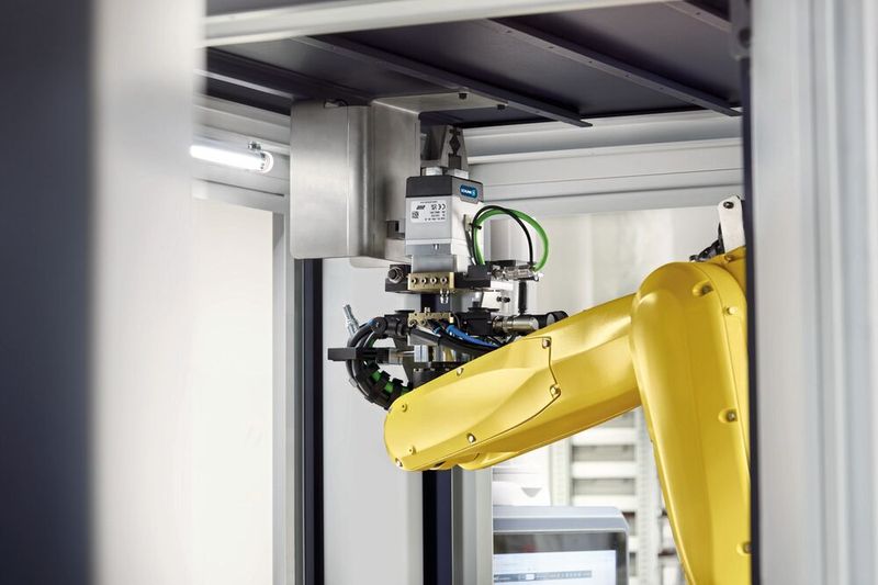 Le changeur d’outils CPB performant dispose d’un mécanisme de verrouillage robuste à goupilles. Schunk s’appuie sur plus de 20 ans d’expérience en serrage stationnaire pour transférer ce système éprouvé de la table de machine au robot. (Source : SCHUNK SE & Co. KG)