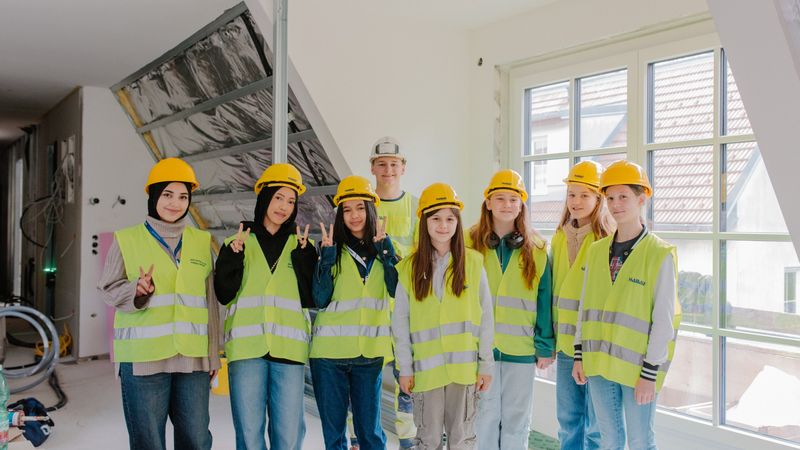 Technik hautnah erleben: Habau Group lud zum Wiener Töchtertag und Girls Day in Perg.(Bild:  Julia Dragosits)