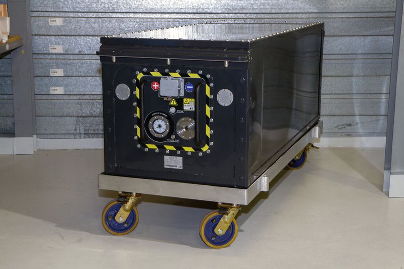 Für jeden Elektrolastwagen fertigt Schaltag zwei Batteriemodule mit einer Gesamtkapazität von 240 kWh. Die Ladezeit beträgt sechs Stunden und bei Bedarf kann so ein 1,2 Tonnen schweres Modul innerhalb von fünf Minuten ausgetauscht werden. (Bild: Tobi Stiller)