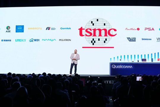 Agentic AI drives the demand for energy-efficient computing power at the edge – in 2-nm manufacturing. In the image: Qualcomm CEO Cristiano Amon at Computex 2026.(Image: Qualcomm)