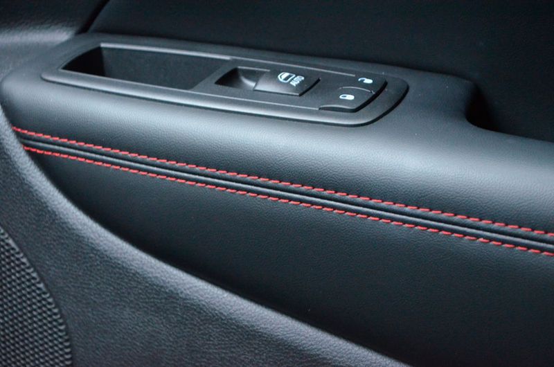 Rote Ziernähte sind ein weiteres Differenzierungsmerkmal. (Rehberg / »kfz-betrieb«)