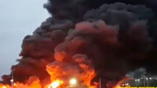 In the night from Wednesday to Thursday a big fire broke out at the Lubrizol factory in Rouen. (Youtube/ TendenceOuest)