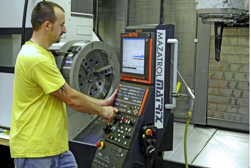 Bild 7: Mit Drehzahlen bis zu 1500 min—1 werden Einzelteile und Kleinserien bearbeitet; gefertigt wird rund um die Uhr. Bild: Schunk (Archiv: Vogel Business Media)