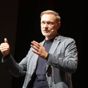 Christian Lindner, Vorstand der Autoland AG, skizzierte auf dem IfA-Kongress das Geschäftsmodell des freien Autohändlers. Das Unternehmen will durch bessere Marktauschöpfung, weitere Angebote und neue Niederlassungen weiter wachsen.(Bild:  Andreas Grimm / VCG)