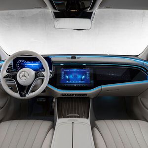 Zentrales Element im Inneren bleibt der große Touchscreen in der Mitte des Armaturenbrettes, brillant in der Darstellung und extrem reaktionsschnell beim Aufrufen der Menüpunkte.(Bild:  Mercedes-Benz)