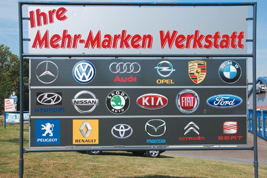 Auf großen Werbeschildern macht das Autohaus Voss den Autofahrern auf den Mehrmarkenservice aufmerksam. (Archiv: Vogel Business Media)