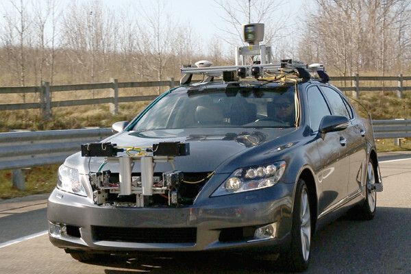 Auf der CES 2013 stellte Toyota den Prototypen eines Active Security Cars auf Basis eines Lexus LS vor (Lexus)