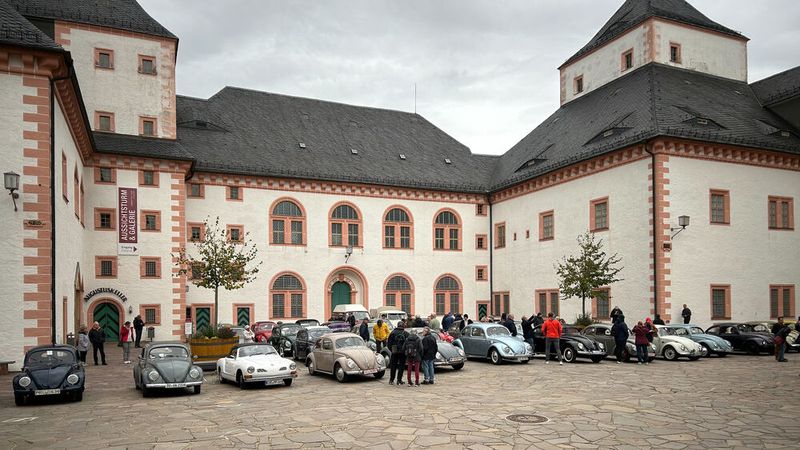 Die 48 Teilnehmerfahrzeuge füllten große Teile des Innenhofs von Schloss Augustusburg. (Bild: Peter Diehl)