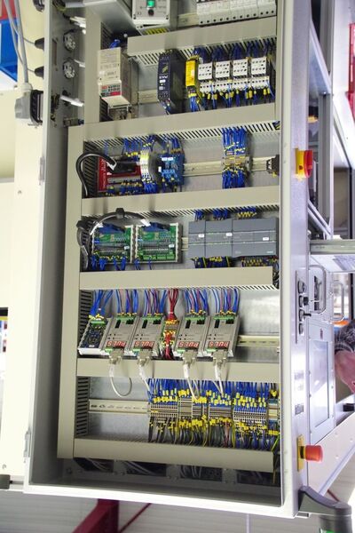 Steuerungstechnisches Herzstück der Anlage: Der Schaltschrank enthält unter anderem vier Beleuchtungs-Controller von Gardasoft. (Bild: Stemmer Imaging)