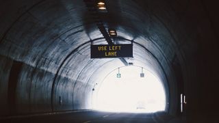 Licht im Tunnel: Shift-Left und Shift-Right schaffen in der Softwareentwicklung einen Schulterschluss von Sicherheit und Agilität. (Bild: Alexander Mils)